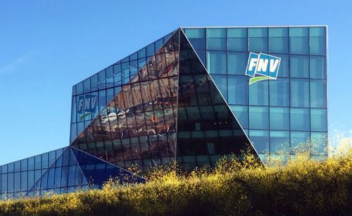 FNV-gebouw op een zonnige, heldere dag